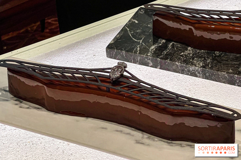 La Bûche de Noël Haute Couture : Une Création Signée Le Royal Monceau - Raffles Paris
