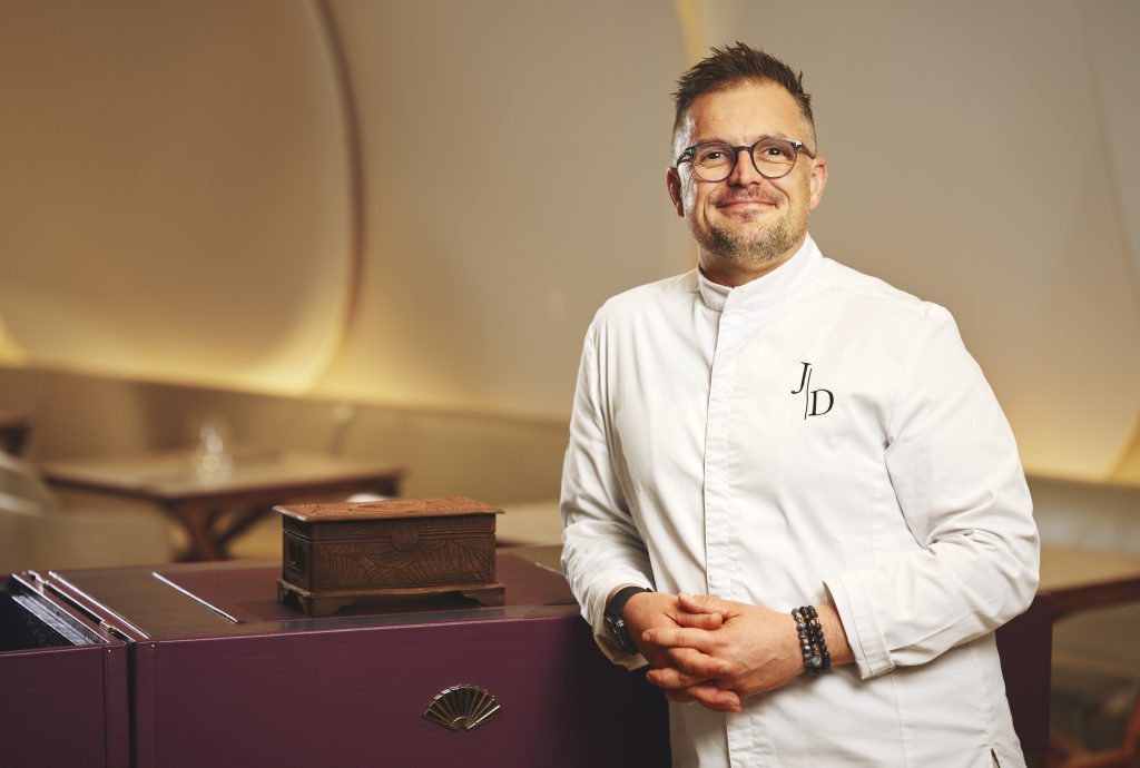 Le chef pâtissier Julien Dugourd est un véritable artiste culinaire, connu pour ses collaborations avec des maisons de luxe comme Dior.
