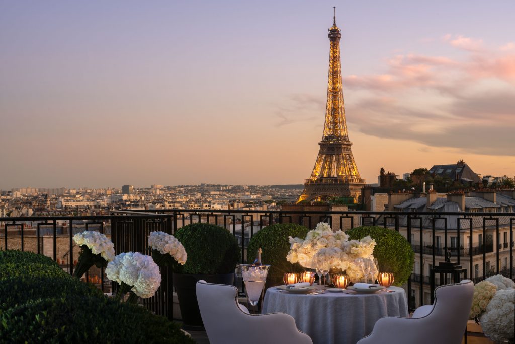 La Suite Penthouse, située au sommet de l'hôtel, offre une vue panoramique sur la Tour Eiffel et la Ville Lumière.